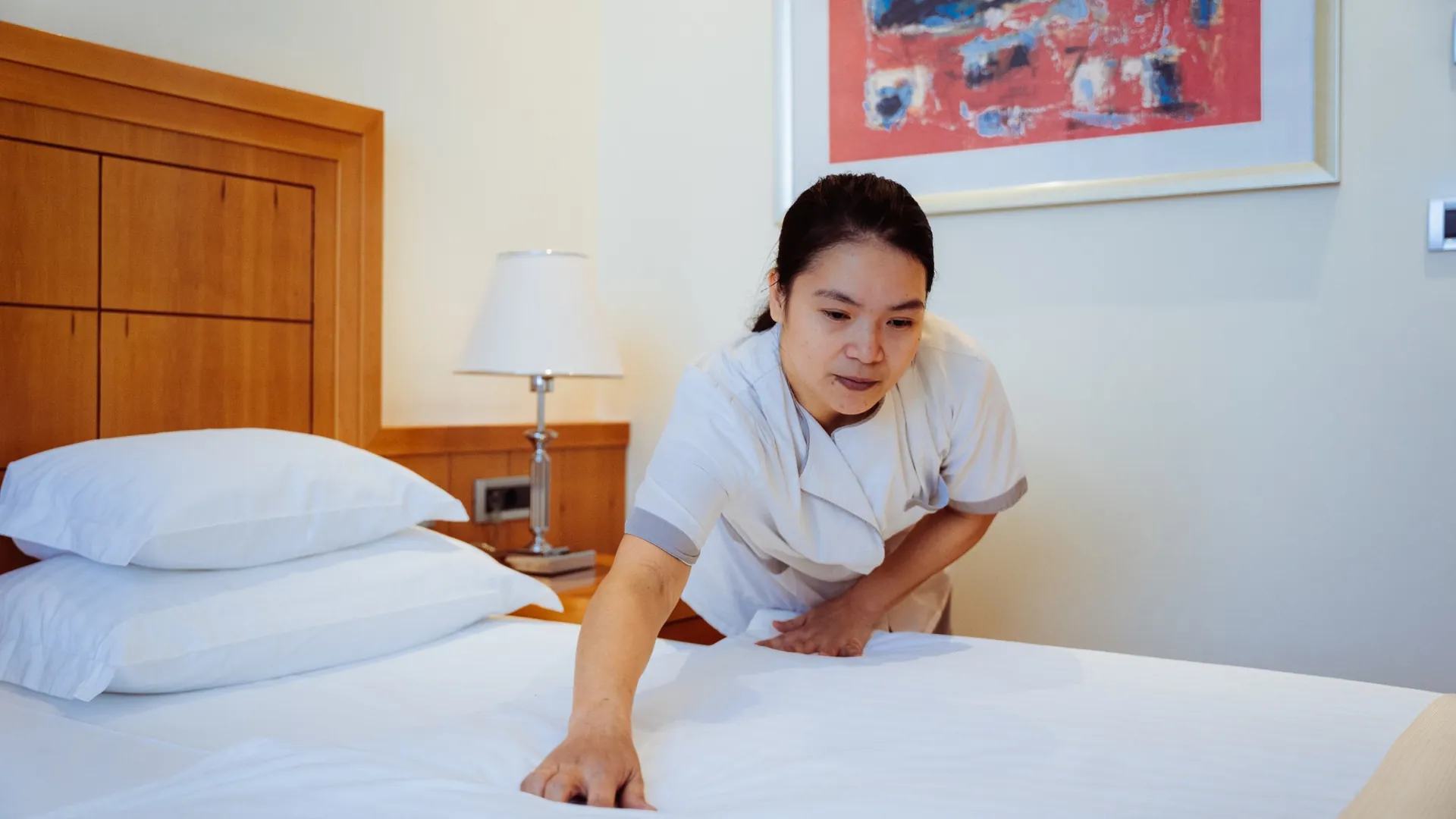 Filipinska sobarica priprema sobu po brand standardu u hrvatskom hotelu — Humble Hunters