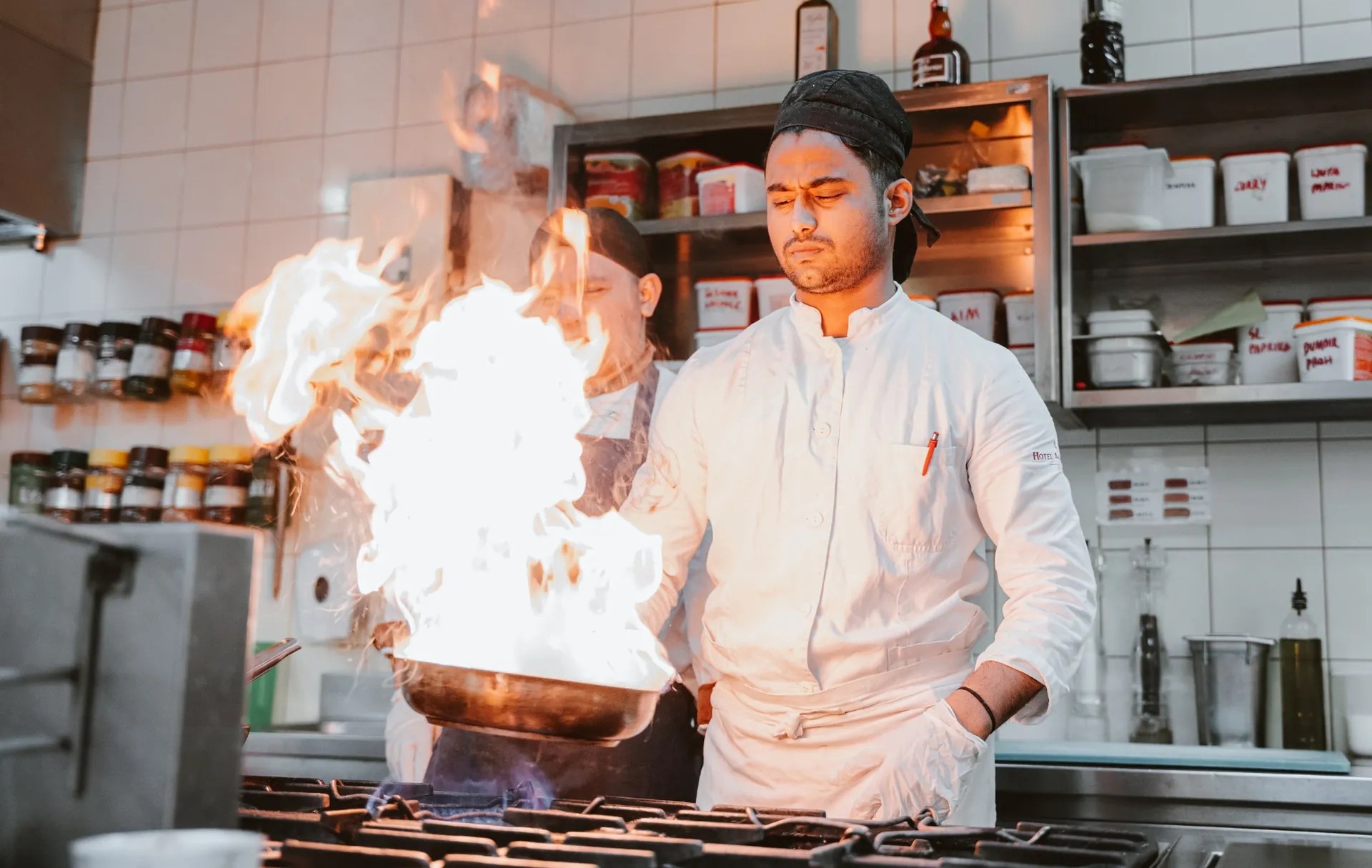 Argentinski chef parrillero na liniji u urbanom hrvatskom restoranu — Humble Hunters